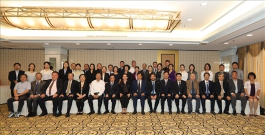 參會(huì)嘉賓合影留念。主辦方供圖