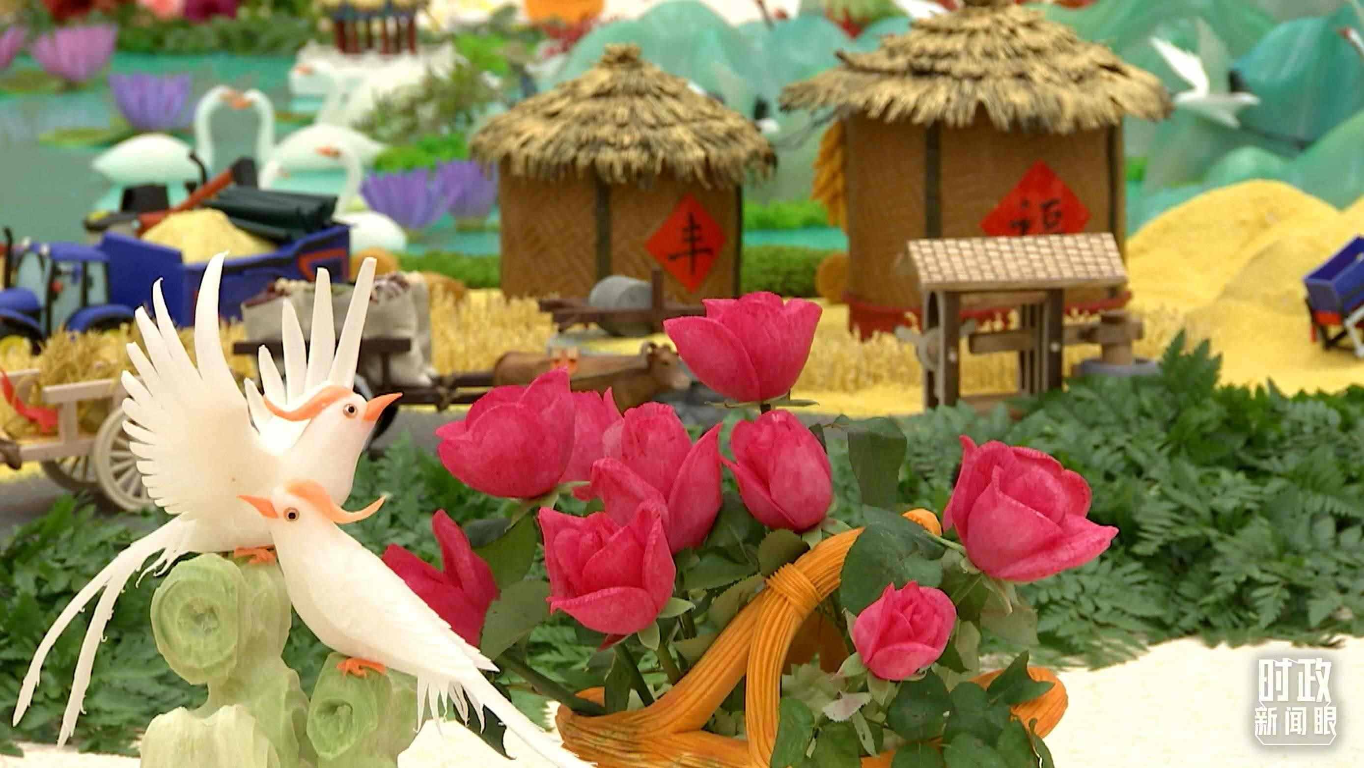 △宴會廳內(nèi)，節(jié)日氛圍濃郁。