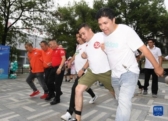 9月28日，在柯橋柯亭社區(qū)，各民族居民參加趣味運(yùn)動(dòng)會(huì)。