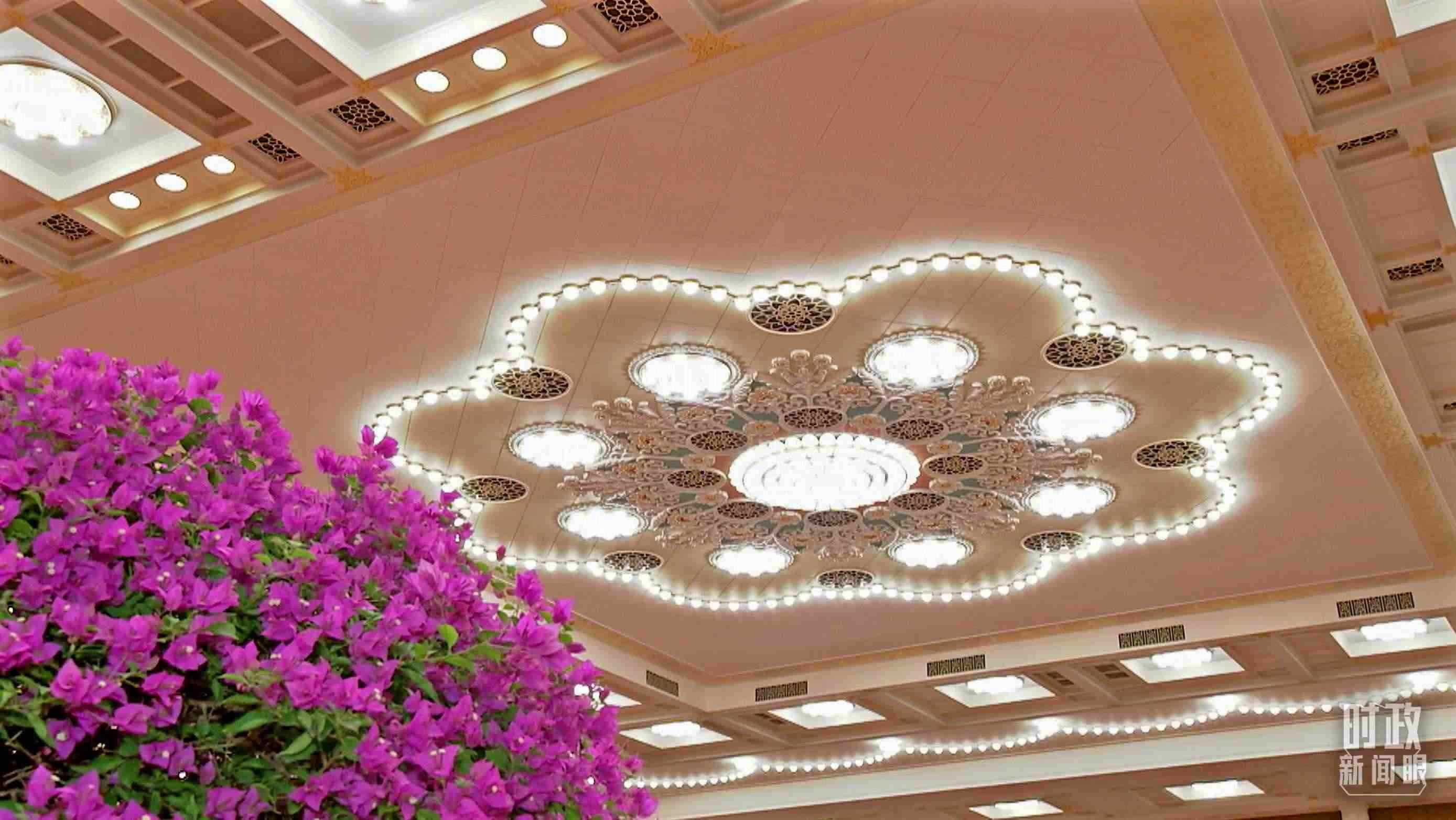 △人民大會堂宴會廳，華燈璀璨、鮮花綻放。