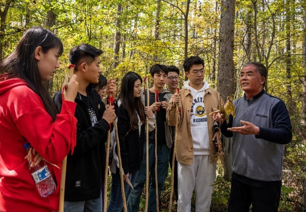 魏本勝為清華大學(xué)同學(xué)介紹長白山人參文化。嚴(yán)磊攝