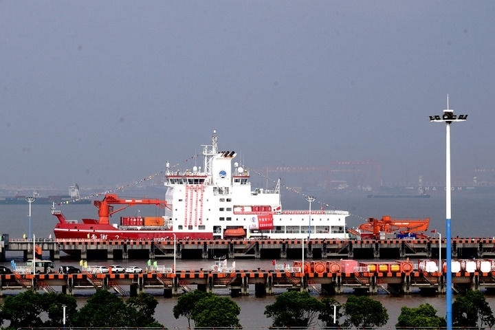 9月27日，“雪龍2”號極地科考破冰船停泊在中國極地考察國內(nèi)基地碼頭。當(dāng)日，由自然資源部組織的中國第13次北冰洋科學(xué)考察隊(duì)乘“雪龍2”號極地科考破冰船返回上海，標(biāo)志著中國第13次北冰洋科學(xué)考察任務(wù)圓滿完成。新華社記者 張建松 攝