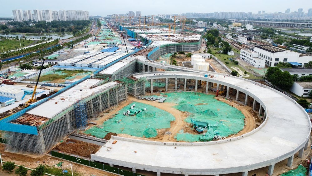 9月9日拍攝的?？谛潞８酆湍细邸岸€口岸”（貨運(yùn)）集中查驗(yàn)場所建設(shè)項(xiàng)目（無人機(jī)照片）。該項(xiàng)目是海南自貿(mào)港封關(guān)運(yùn)作重點(diǎn)項(xiàng)目。新華社記者 楊冠宇 攝