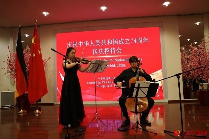 青年音樂家為來賓們現(xiàn)場演奏《我和我的祖國》。人民網(wǎng)記者 劉仲華攝