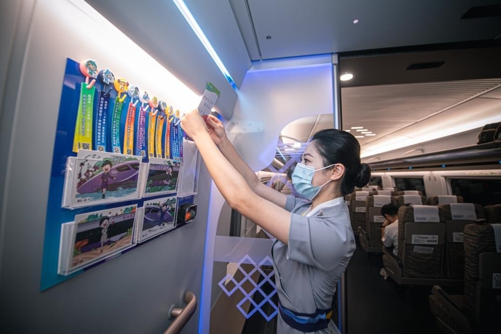 2023年9月16日，復(fù)興號亞運(yùn)智能動車組列車正式載客運(yùn)營。新華社記者 江漢 攝