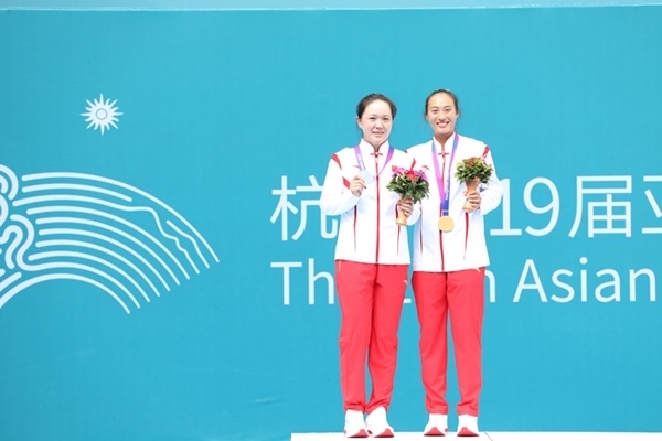9月29日，鄭欽文(右)和朱琳在頒獎儀式上合影。當(dāng)日，在杭州亞運會網(wǎng)球女子單打決賽中，中國代表團(tuán)選手鄭欽文2:0戰(zhàn)勝隊友朱琳奪得冠軍。人民網(wǎng)記者 李乃妍攝