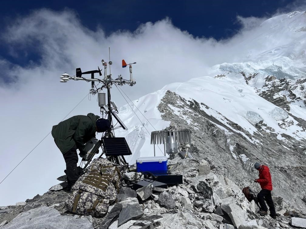 科考隊員在海拔6450米架設(shè)自動氣象站（9月25日攝）。（圖片由第二次青藏科考隊科考隊員提供）