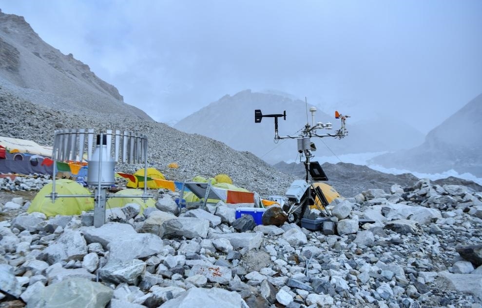 位于海拔5700米卓奧友峰前進營地的自動氣象站（9月29日攝）。新華社記者晉美多吉 攝