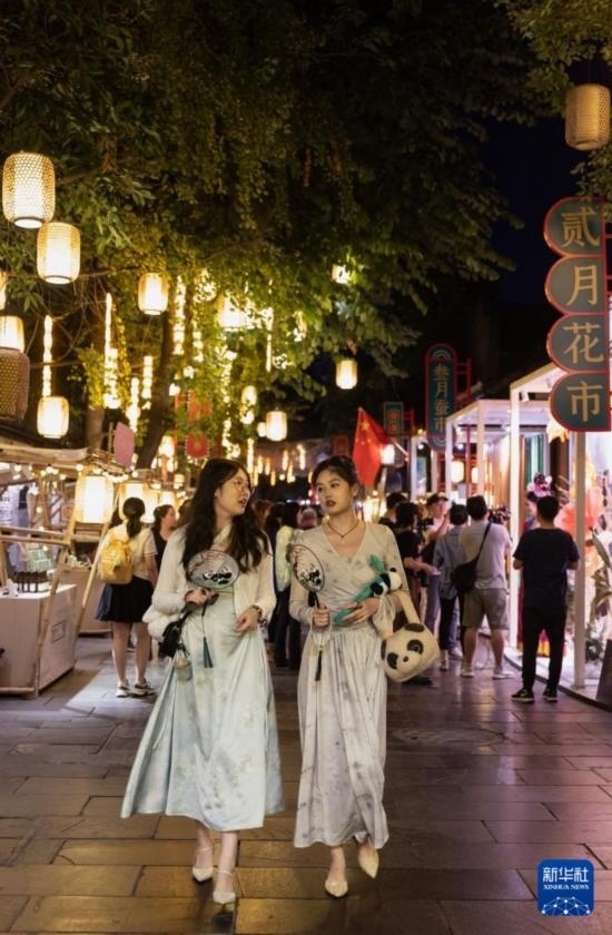 在成都寬窄巷子，兩位來自安徽的游客在新“十二月市”街區(qū)游覽（9月29日攝）。