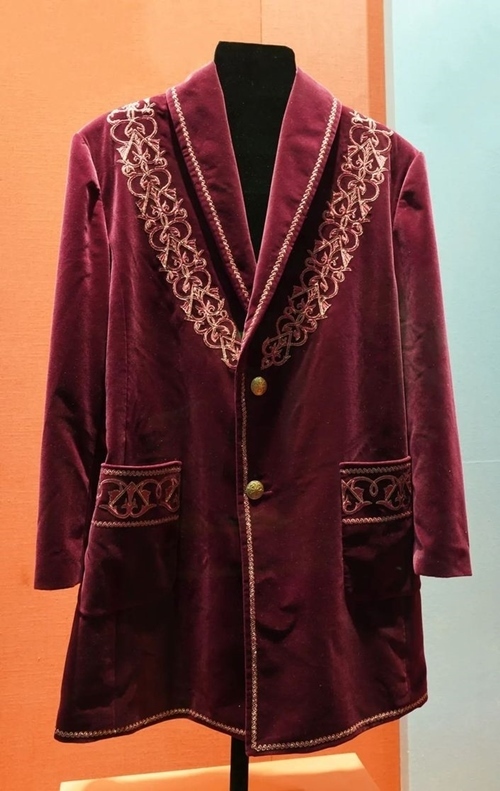 2013年9月，時(shí)任哈薩克斯坦總統(tǒng)納扎爾巴耶夫贈(zèng)送習(xí)近平主席的哈薩克斯坦民族服裝。