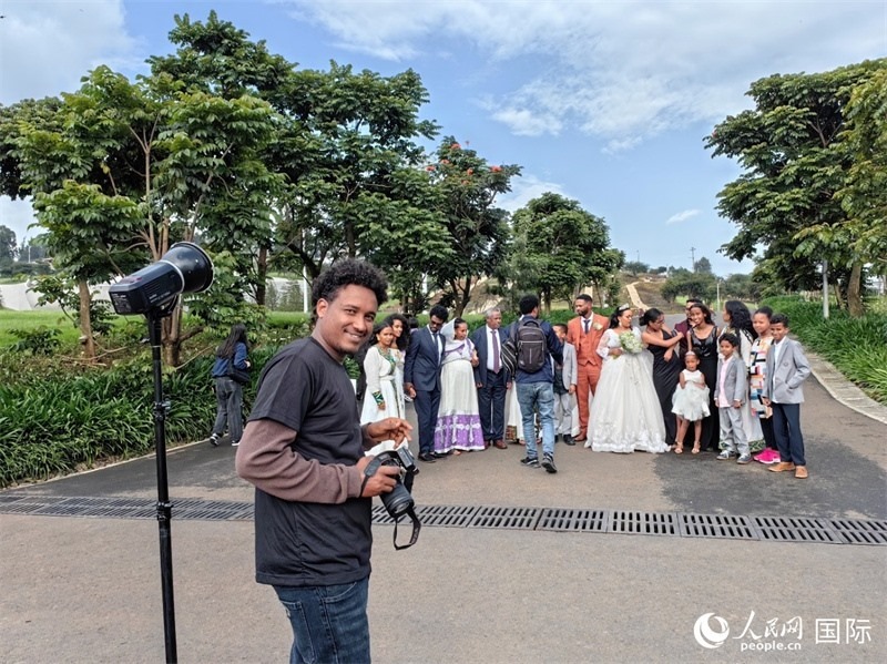 一對(duì)新人和親友在亞的斯亞貝巴友誼廣場(chǎng)合影。人民網(wǎng)記者 陳星星攝