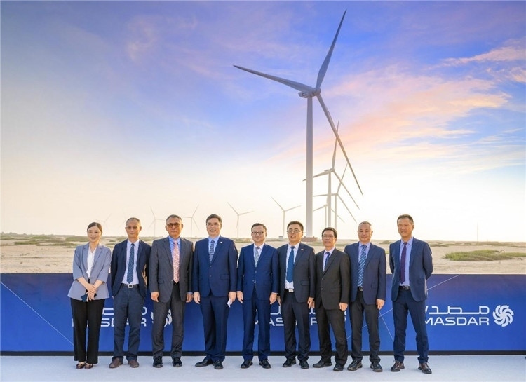 中方建設(shè)者在風(fēng)電場合影。中國電建供圖