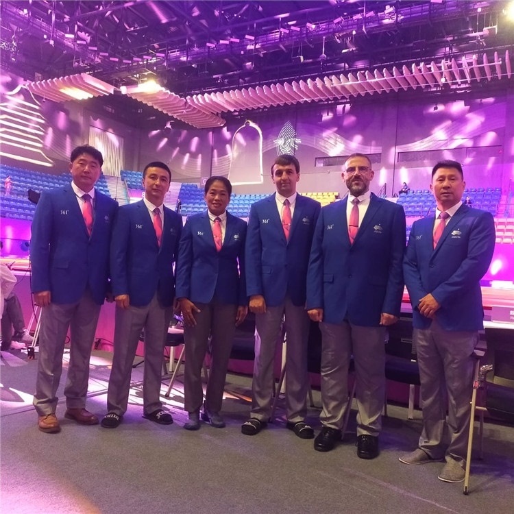 詹多斯·基亞諾夫與各國裁判員合影（左二）。 受訪者供圖