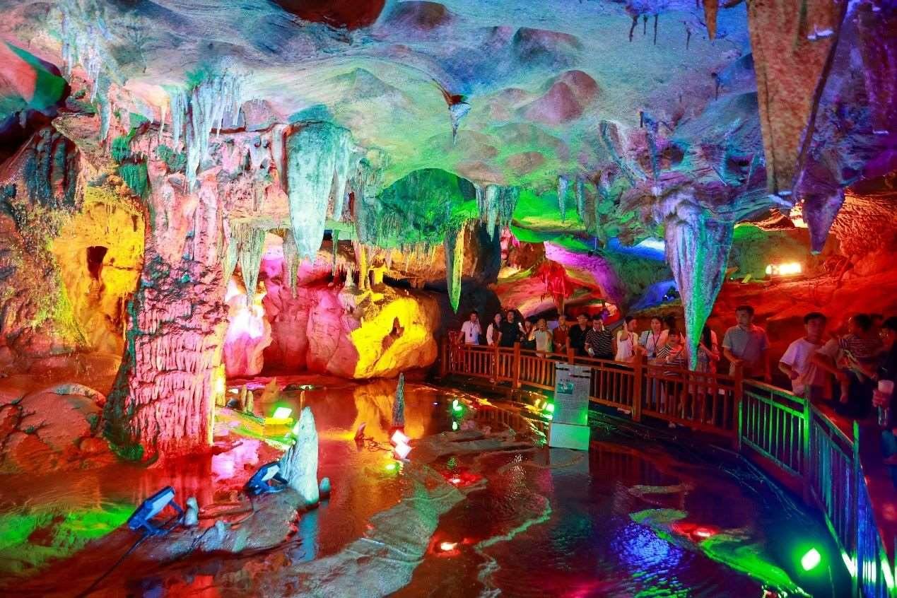 國慶假期期間，江西萬年神農(nóng)宮景區(qū)游人如織。受訪者供圖