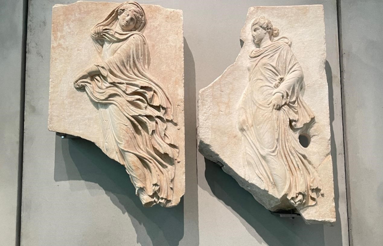 出自酒神劇場(chǎng)的浮雕，刻畫了舞者的形象。人民網(wǎng)記者 郭冠華攝