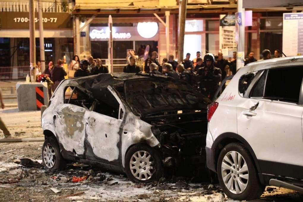 這是10月7日在以色列特拉維夫拍攝的遭火箭彈破壞的車輛。新華社發(fā)