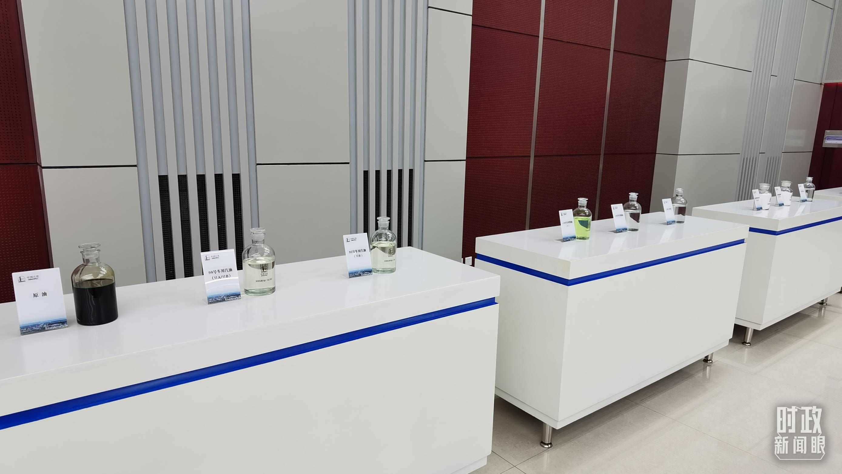 △中國石化九江分公司生產(chǎn)的產(chǎn)品展示。（總臺央視記者郭鴻拍攝）