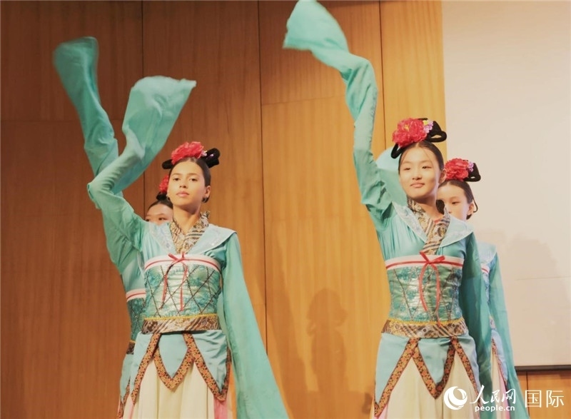 兩國文化志愿者共同表演中國傳統(tǒng)舞蹈。人民網(wǎng)記者 陳海琪攝