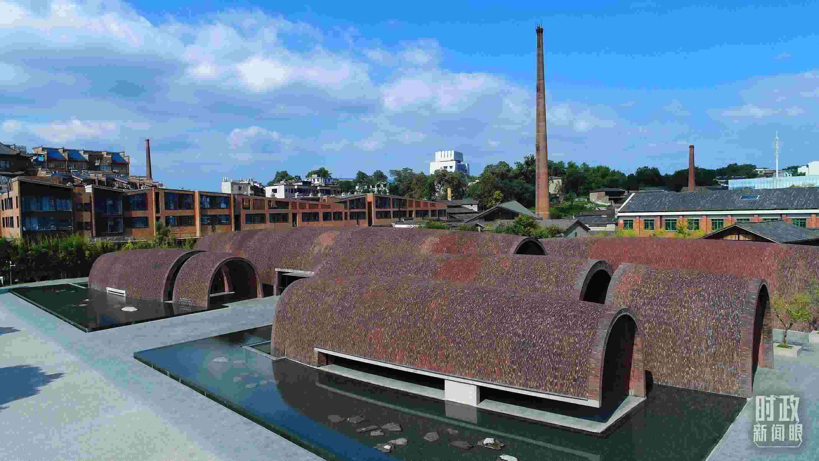 △街區(qū)內(nèi)的博物館，借鑒了景德鎮(zhèn)清代獨(dú)創(chuàng)的蛋形柴窯構(gòu)造特點(diǎn)。（總臺(tái)央視記者范凱拍攝）