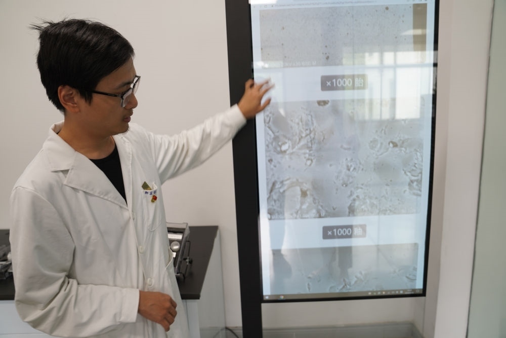 ↑ 工作人員展示瓷片標(biāo)本的配方研究數(shù)據(jù)（2023年5月16日攝）。