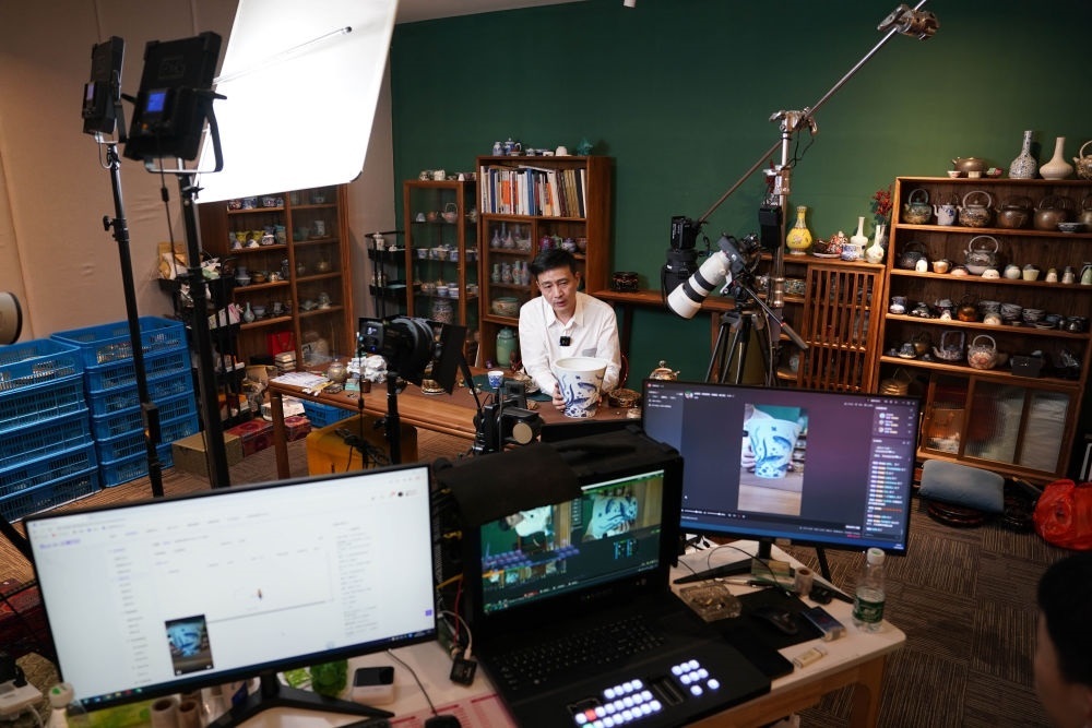 ↑在景德鎮(zhèn)，工作人員通過網(wǎng)絡(luò)直播推介陶瓷產(chǎn)品（2023年2月22日攝）。