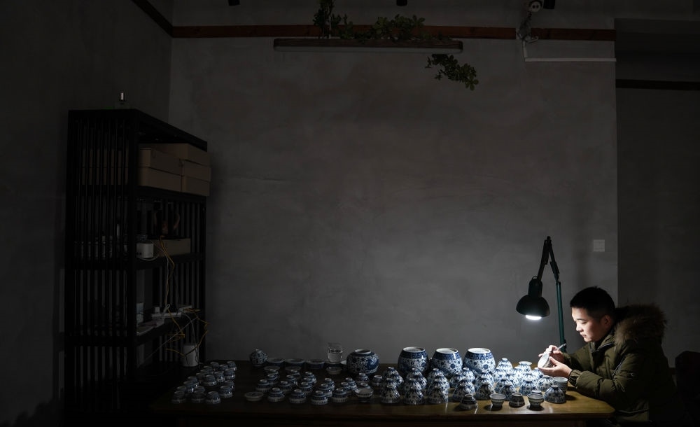 ↑ 2020年12月23日，手工陶瓷制作者在工作室檢測(cè)成品。