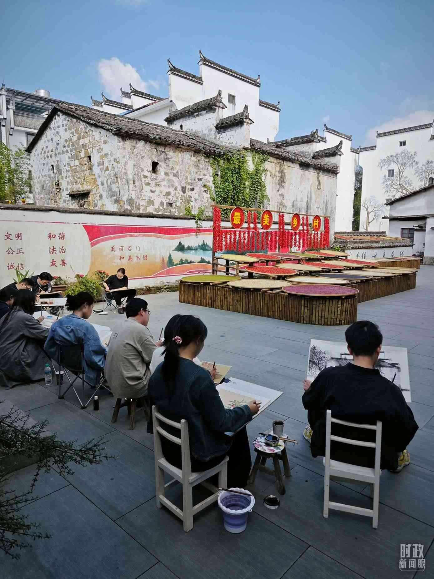 △來自中國(guó)美術(shù)學(xué)院的同學(xué)在石門村寫生。（總臺(tái)央視記者郁振一拍攝）