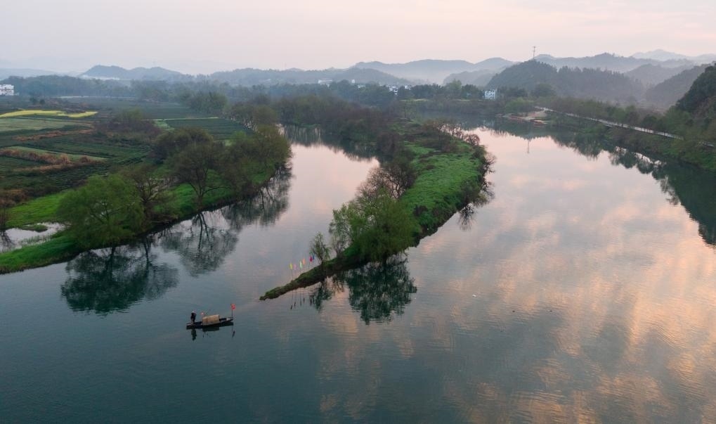 2021年3月15日拍攝的婺源月亮灣旅游公園，石門自然村坐落于此。新華社記者 胡晨歡 攝