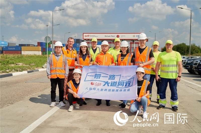 人民網(wǎng)記者在莫斯科別雷拉斯特物流中心采訪。