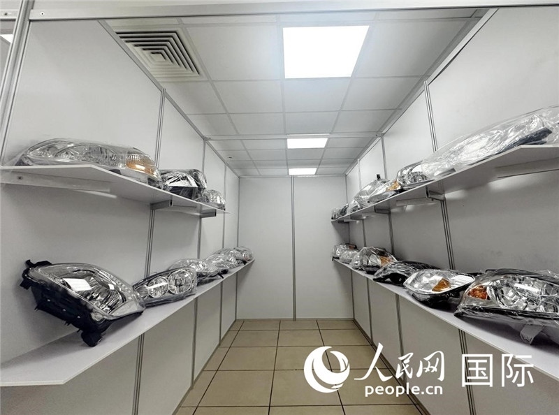 在位于莫斯科格林伍德國(guó)際貿(mào)易中心的浙江寧波優(yōu)質(zhì)商品展銷中心內(nèi)，展示著來自浙江寧波慈溪市的汽車配件樣品。人民網(wǎng)記者 申佳平攝