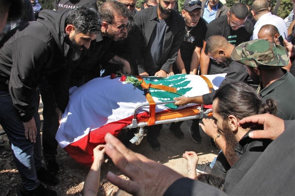 10月14日，黎巴嫩南部希亞姆鎮(zhèn)，黎巴嫩記者和民眾為在以色列轟炸中死亡的攝影記者伊薩姆·阿卜杜拉送葬。新華社發(fā)（塔希爾·阿布·哈姆丹攝）