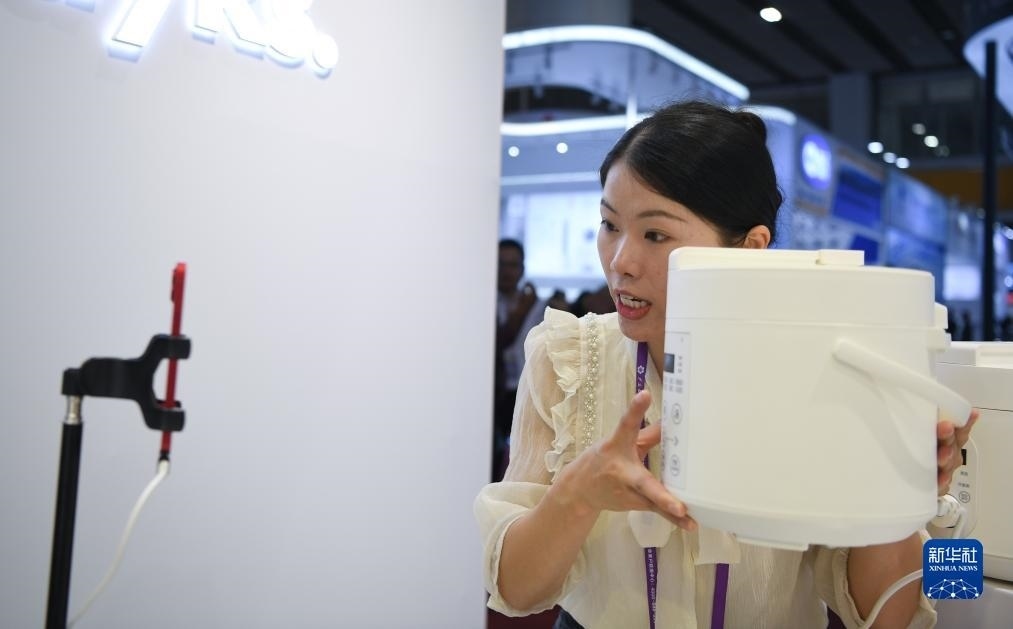 10月15日，參展的工作人員在展臺直播介紹家電產品。新華社記者 鄧華 攝