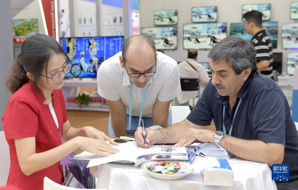 10月15日，客商在廣交會上洽談業(yè)務。新華社記者 盧漢欣 攝