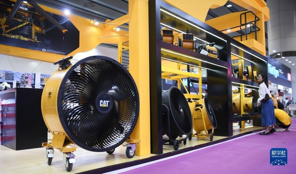 10月15日，參觀者在了解一家美國參展商的產品。新華社記者 鄧華 攝