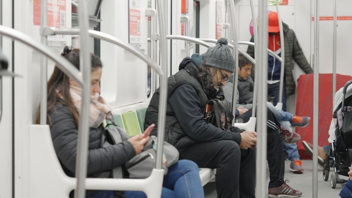 阿根廷布宜諾斯艾利斯市，乘客們乘坐A線地鐵從郊區(qū)前往市內(nèi)。人民網(wǎng)記者 張若涵攝