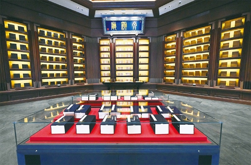 建設(shè)中國國家版本館，是以習(xí)近平同志為核心的黨中央作出的重大決策，是文明大國建設(shè)的基礎(chǔ)工程，是功在當(dāng)代、利在千秋的標(biāo)志性文化工程，充分體現(xiàn)了我們黨傳承發(fā)展中華文化的高度自覺、汲取歷史智慧更好走向未來的歷史主動。圖為2023年5月拍攝的中國國家版本館中央總館文瀚廳。 新華社發(fā)