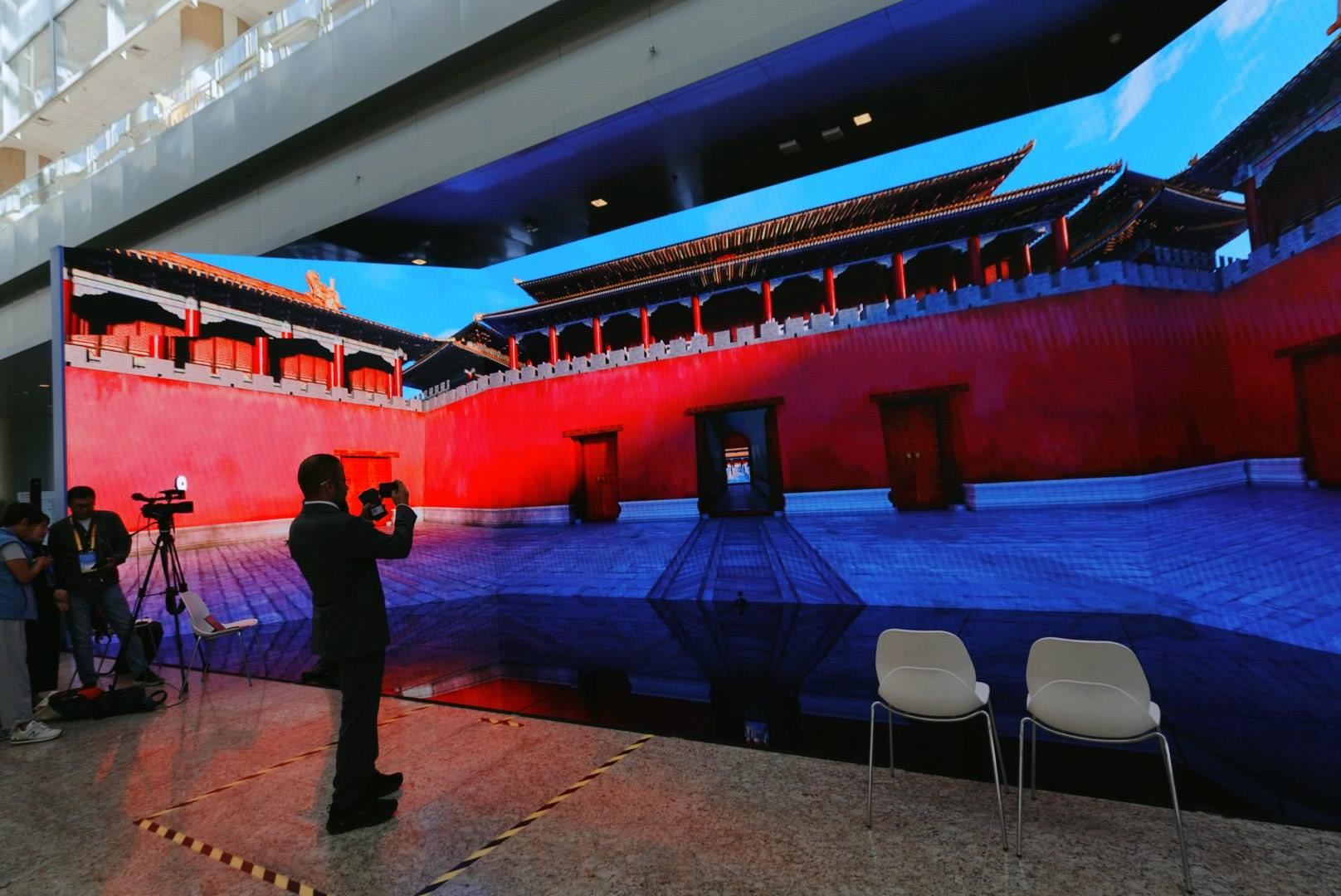 位于新聞中心的科技文化互動(dòng)展示區(qū)。人民網(wǎng)記者 許維娜攝