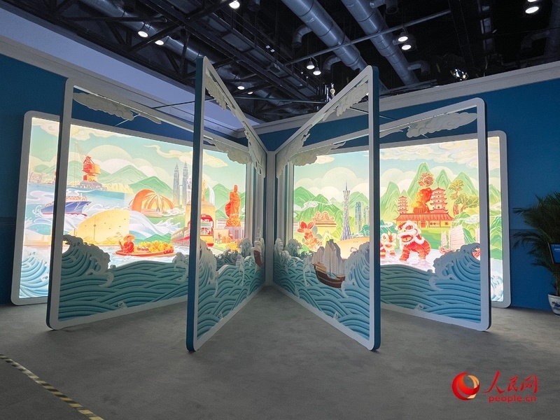 新聞中心媒體公共工作區(qū)兩側(cè)矗立著打開的“書畫”。人民網(wǎng)記者 杜燕飛攝
