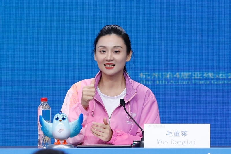 杭州市殘疾人綜合服務中心干事毛董萊介紹成為亞殘運會火炬手的經(jīng)歷。杭州亞殘組委供圖