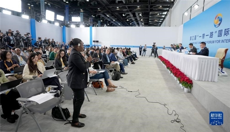 10月16日，第三屆“一帶一路”國(guó)際合作高峰論壇新聞中心在北京國(guó)家會(huì)議中心舉行首場(chǎng)吹風(fēng)會(huì)，邀請(qǐng)自然資源部國(guó)際合作司和相關(guān)單位負(fù)責(zé)人介紹有關(guān)情況，并回答記者提問(wèn)。新華社記者 王毓國(guó)攝