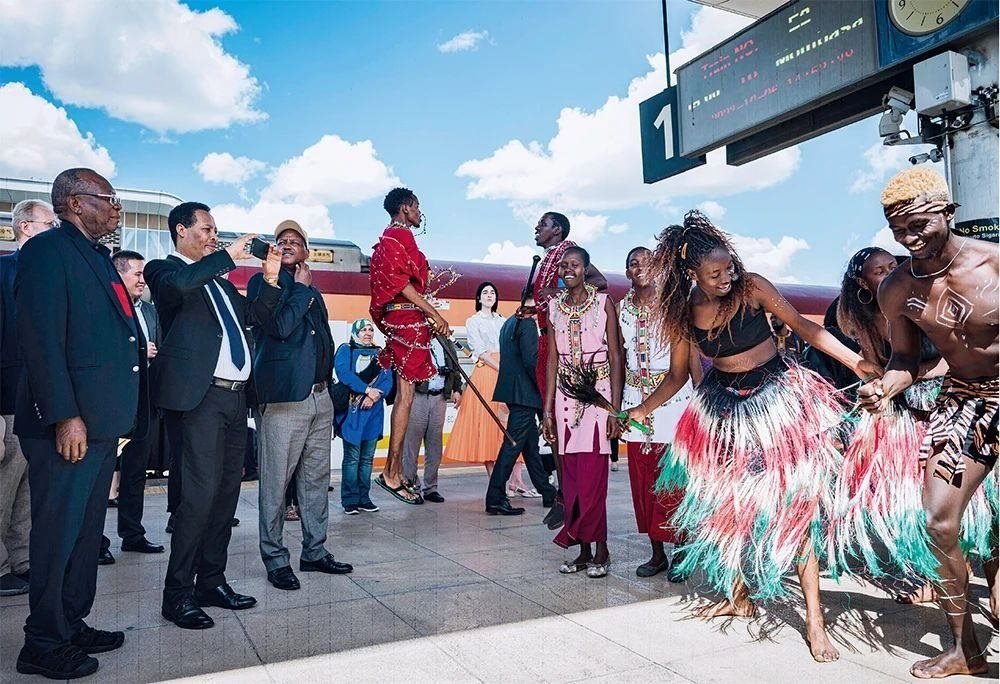 △2023年10月6日，多國(guó)駐肯使節(jié)在肯尼亞內(nèi)羅畢的蒙內(nèi)鐵路內(nèi)羅畢站觀看文藝演出。