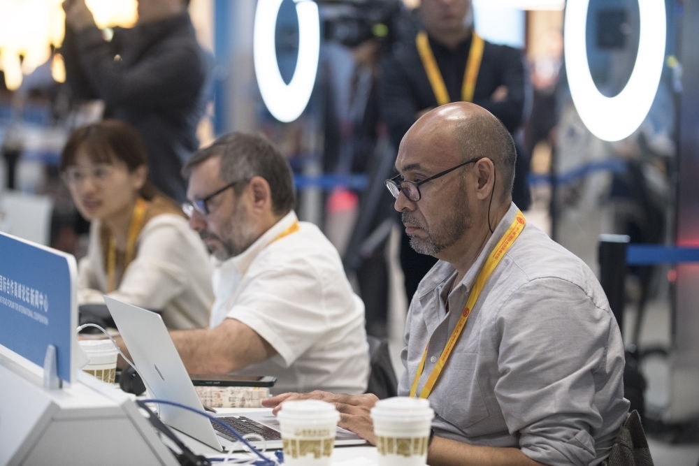 記者在“一帶一路”國際合作高峰論壇新聞中心工作（2023年10月17日攝）。