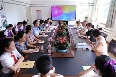 圖⑤：法治宣講結束后，重慶五中院組織召開座談會，聽取人大代表和朵力小學教師、家長代表對法院未成年人保護工作的意見建議。