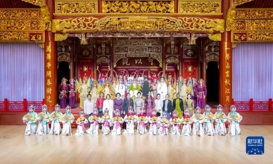  10月18日上午，國家主席習(xí)近平夫人彭麗媛邀請出席第三屆“一帶一路”國際合作高峰論壇的外方領(lǐng)導(dǎo)人夫人參觀中國工藝美術(shù)館（中國非物質(zhì)文化遺產(chǎn)館）。這是彭麗媛同外方領(lǐng)導(dǎo)人夫人與文藝演出演職人員合影。新華社記者 丁林 攝