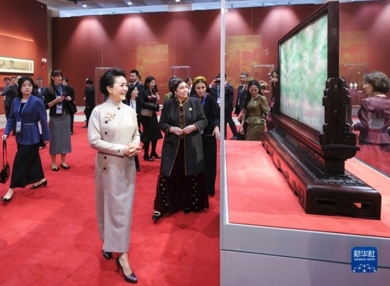  10月18日上午，國家主席習(xí)近平夫人彭麗媛邀請出席第三屆“一帶一路”國際合作高峰論壇的外方領(lǐng)導(dǎo)人夫人參觀中國工藝美術(shù)館（中國非物質(zhì)文化遺產(chǎn)館）。這是彭麗媛同外方領(lǐng)導(dǎo)人夫人參觀展品。新華社記者 丁林 攝