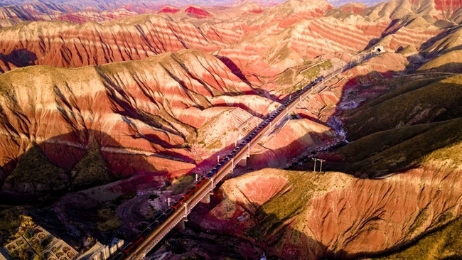 穿越丹霞地貌的火車。蘭州局集團(tuán)公司融媒體中心供圖