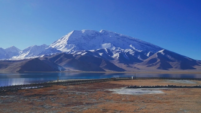 喀拉庫(kù)勒湖。中國(guó)鐵路烏魯木齊局集團(tuán)有限公司供圖