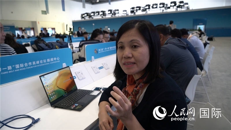 越南之聲廣播電臺記者胡鴻行（音譯，H? H?ng H?nh）與記者交談。人民網(wǎng) 楊春燕攝