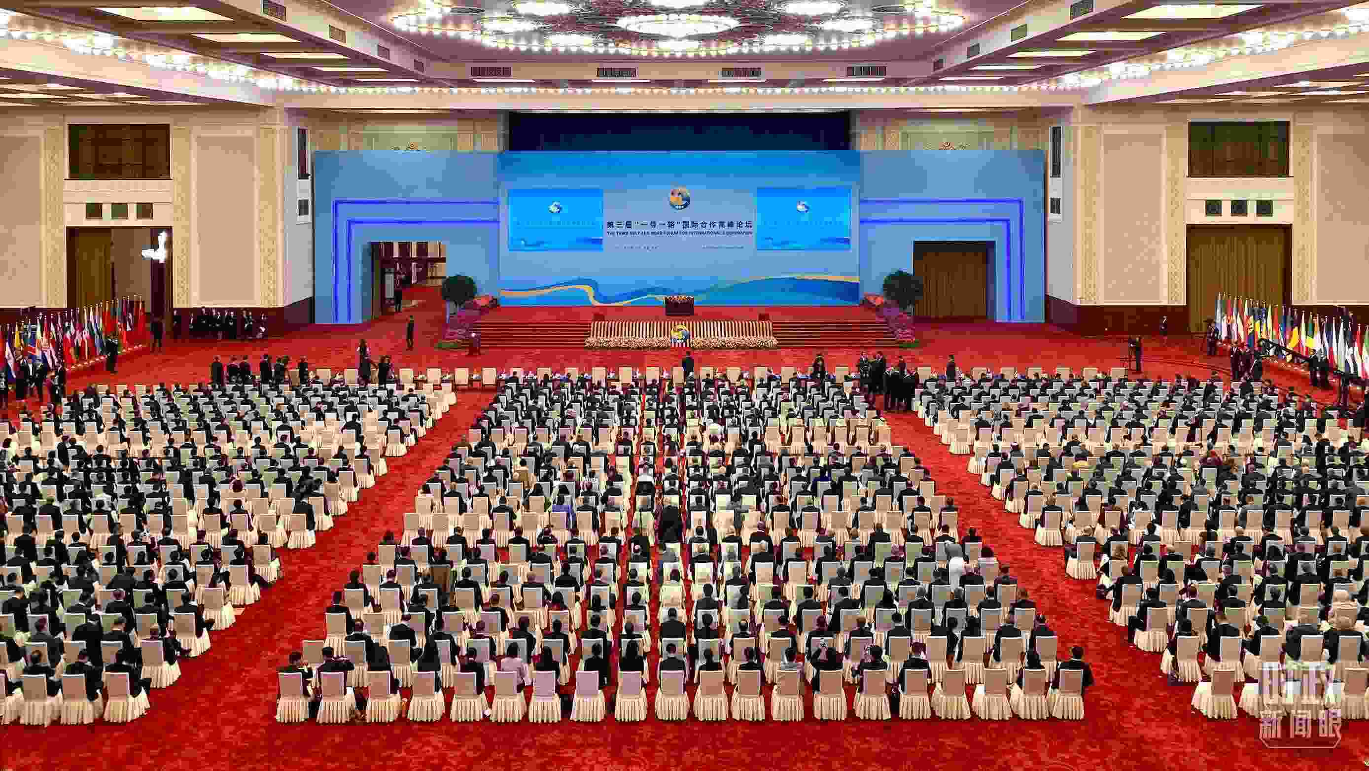 △人民大會堂宴會廳。這是開幕式之前的現(xiàn)場。（總臺央視記者李增仁拍攝）