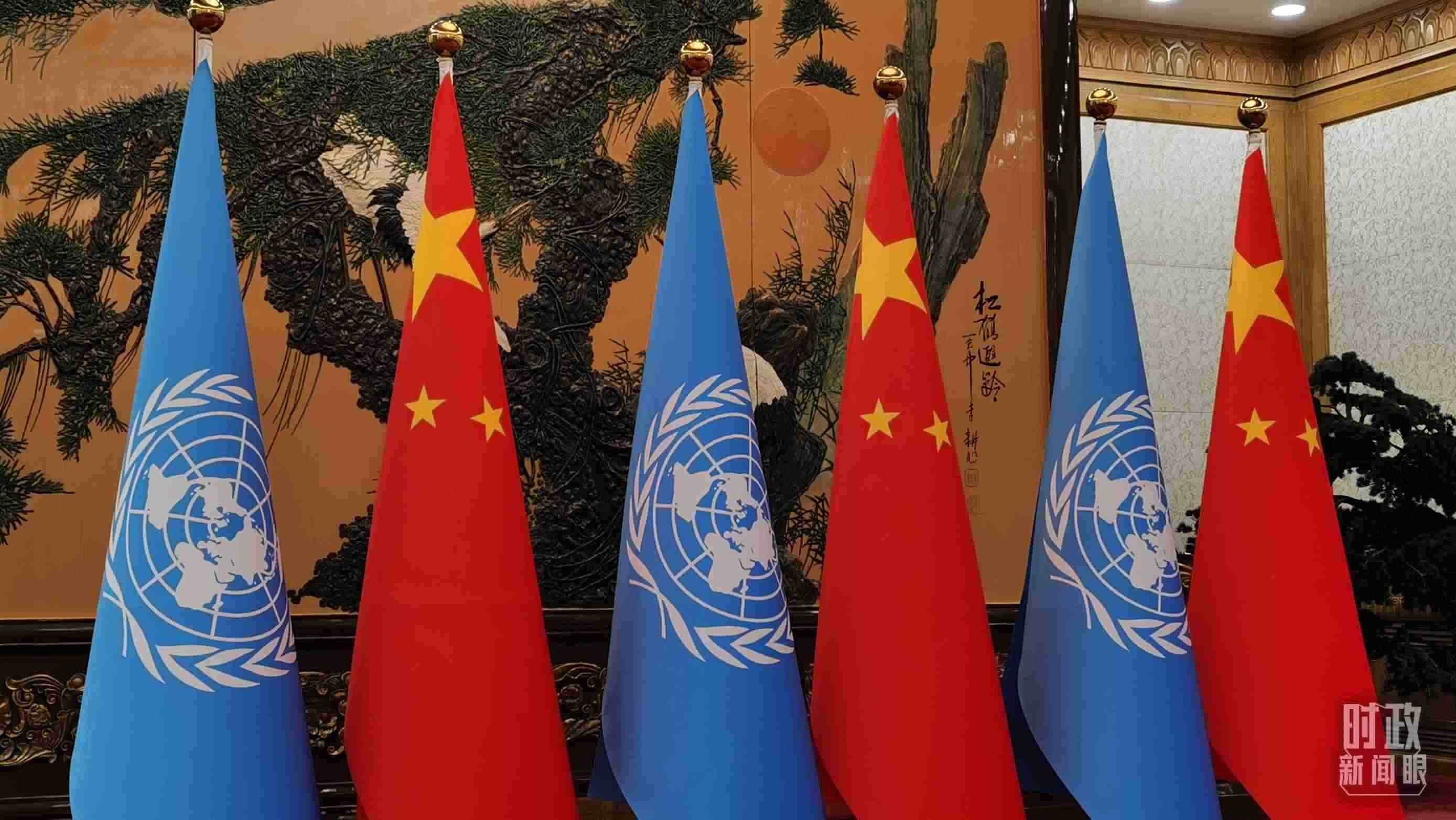 △會見現(xiàn)場的中國國旗和聯(lián)合國旗。（總臺央視記者郭鴻拍攝）